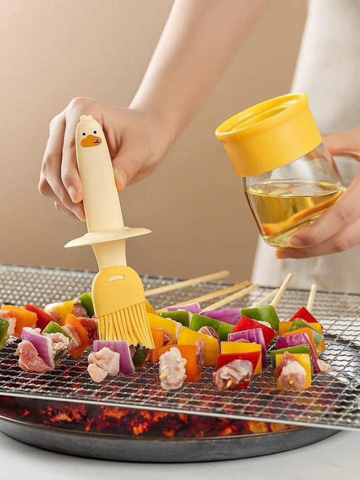 CHỔI QUÉT DẦU KÈM BÌNH ĐỰNG DẦU HÌNH VỊT VÀNG