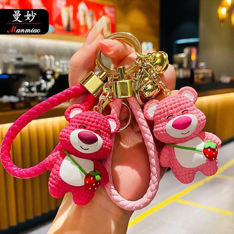 MÓC KHÓA TƯỢNG GẤU DÂU KÈM DÂY BỆN