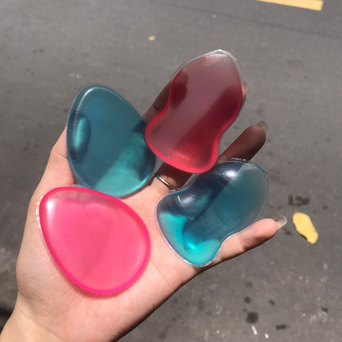 Bông phấn silicon giúp tán kem đều và mịn